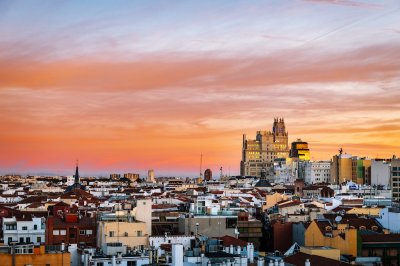 Madrid verslaat Parijs als populairste stedentrip 2026
